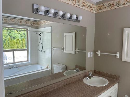 338 Woodland Cres, Port Mcneill, BC - Indoor Photo Showing Bathroom