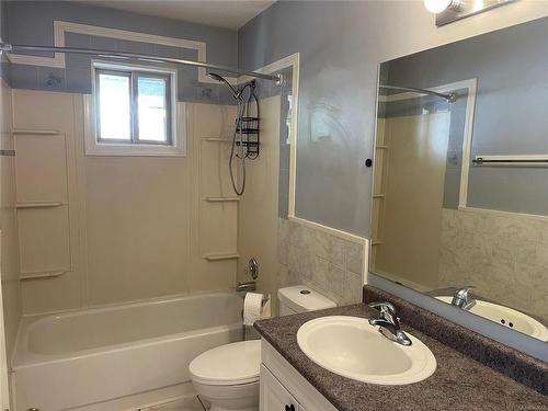 338 Woodland Cres, Port Mcneill, BC - Indoor Photo Showing Bathroom