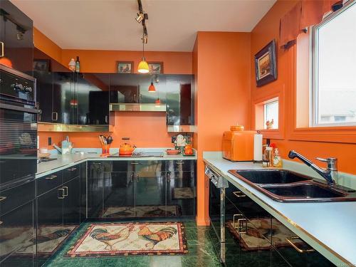 421-50 Songhees Rd, Victoria, BC - Indoor Photo Showing Kitchen With Double Sink