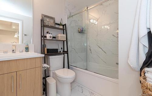 305-9861 Third St, Sidney, BC - Indoor Photo Showing Bathroom