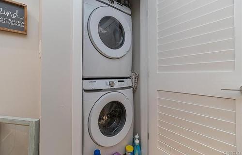 305-9861 Third St, Sidney, BC - Indoor Photo Showing Laundry Room