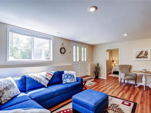 5719 Quarry Cres, Nanaimo, BC - Indoor Photo Showing Living Room