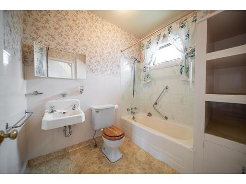 285 Buchanan Street, Kimberley, BC - Indoor Photo Showing Bathroom