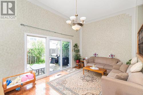 80 - 11 Harrisford Street, Hamilton, ON - Indoor Photo Showing Living Room