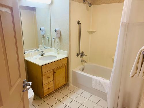 403 - 500 Stemwinder Drive, Kimberley, BC - Indoor Photo Showing Bathroom