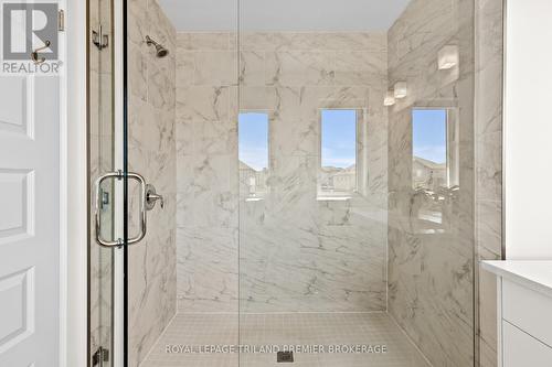 2020 Wateroak Drive, London, ON - Indoor Photo Showing Bathroom