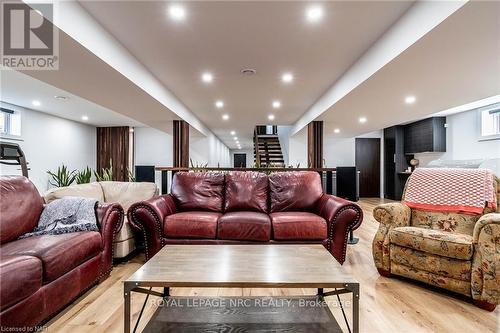 1144 Maple Street, Pelham, ON - Indoor Photo Showing Living Room
