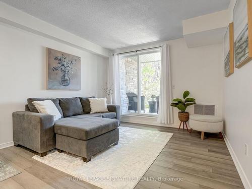 101-684 Warden Ave, Toronto, ON - Indoor Photo Showing Living Room