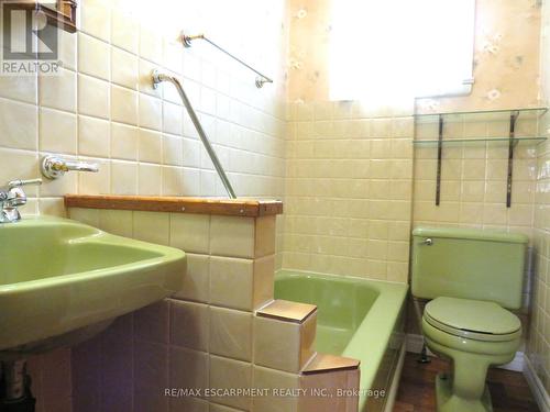 39 Hillview Street, Hamilton, ON - Indoor Photo Showing Bathroom