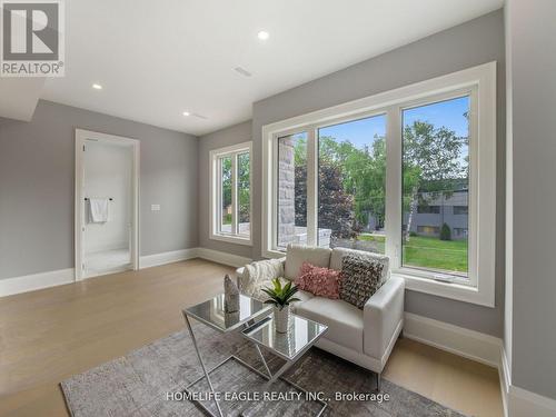 367 Penn Avenue, Newmarket, ON - Indoor Photo Showing Living Room