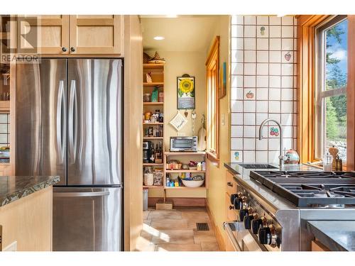 7823 Jordashe Road, Vernon, BC - Indoor Photo Showing Kitchen With Upgraded Kitchen
