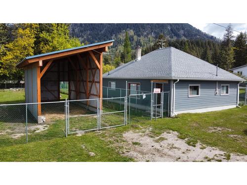 516 Slocan Avenue, New Denver, BC - Outdoor