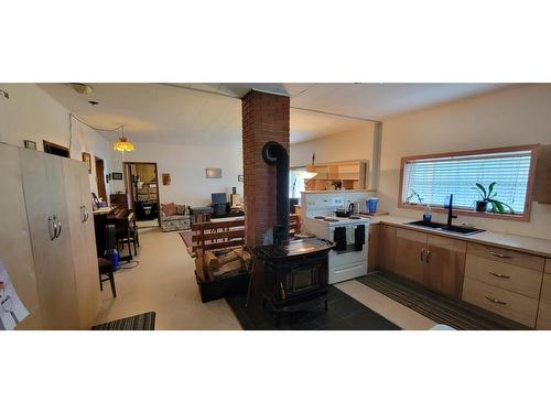 516 Slocan Avenue, New Denver, BC - Indoor Photo Showing Kitchen