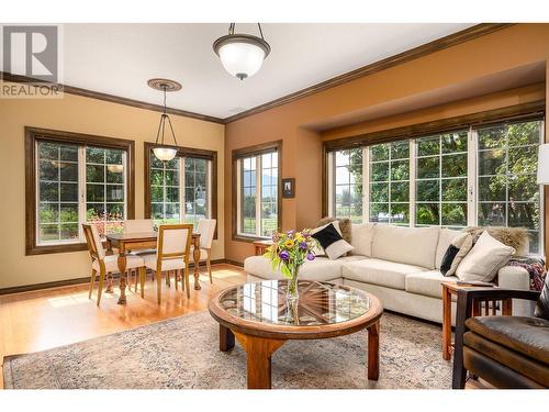 9310 Kalamalka Road, Coldstream, BC - Indoor Photo Showing Living Room