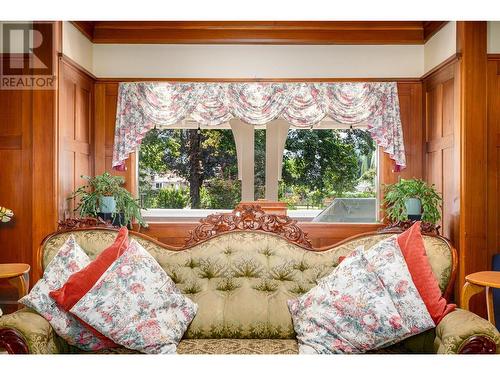 9310 Kalamalka Road, Coldstream, BC - Indoor Photo Showing Living Room