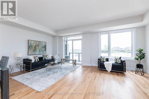 413 Tenant Circle, Vaughan, ON - Indoor Photo Showing Living Room