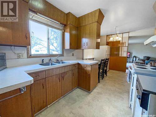 479 2Nd Avenue Se, Swift Current, SK - Indoor Photo Showing Kitchen With Double Sink