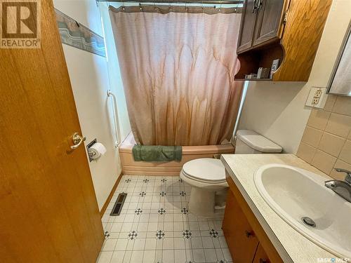 479 2Nd Avenue Se, Swift Current, SK - Indoor Photo Showing Bathroom