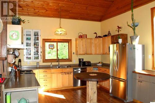 3222 Beaver Valley Road, Horsefly, BC - Indoor Photo Showing Kitchen With Double Sink