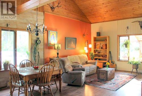 3222 Beaver Valley Road, Horsefly, BC - Indoor Photo Showing Living Room