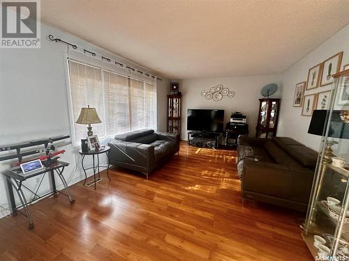 92 Lockwood Road, Regina, SK - Indoor Photo Showing Living Room