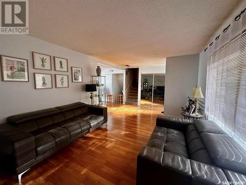 92 Lockwood Road, Regina, SK - Indoor Photo Showing Living Room