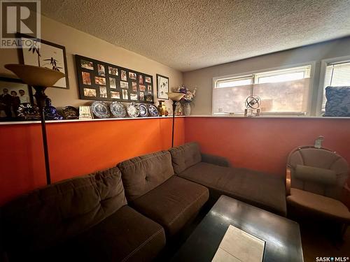 92 Lockwood Road, Regina, SK - Indoor Photo Showing Living Room