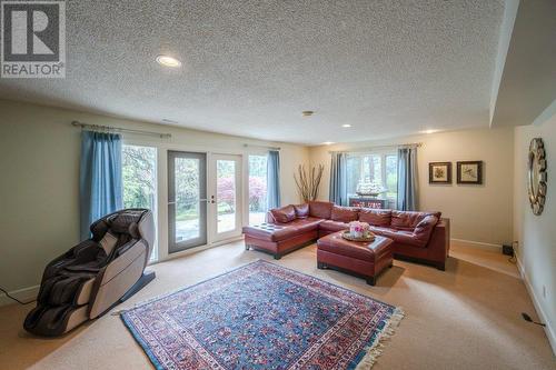 4085 Valleyview Road, Penticton, BC - Indoor Photo Showing Living Room
