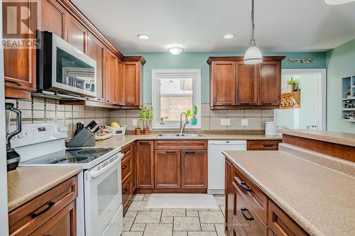 39 Spitfire Drive N, Hamilton, ON - Indoor Photo Showing Kitchen With Double Sink