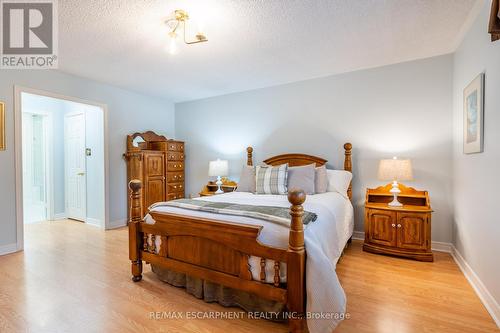 95 Laurendale Avenue, Hamilton, ON - Indoor Photo Showing Bedroom