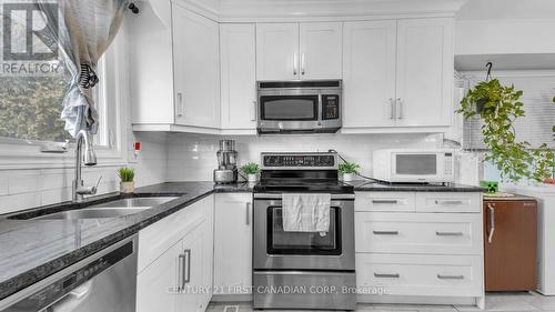 136 River Run Terrace, London, ON - Indoor Photo Showing Kitchen With Double Sink With Upgraded Kitchen
