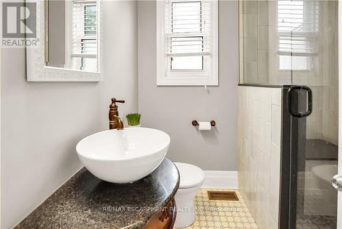490 Rosseau Road, Hamilton, ON - Indoor Photo Showing Bathroom