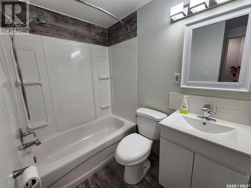 426 6Th Street Ne, Weyburn, SK - Indoor Photo Showing Bathroom