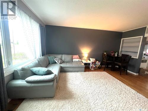 612 4Th Avenue Nw, Swift Current, SK - Indoor Photo Showing Living Room