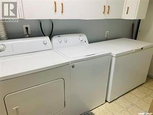 612 4Th Avenue Nw, Swift Current, SK - Indoor Photo Showing Laundry Room