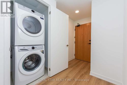 1611 - 7950 Bathurst Street, Vaughan, ON - Indoor Photo Showing Laundry Room