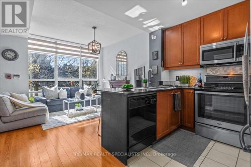 108 - 90 Absolute Avenue, Mississauga, ON - Indoor Photo Showing Kitchen