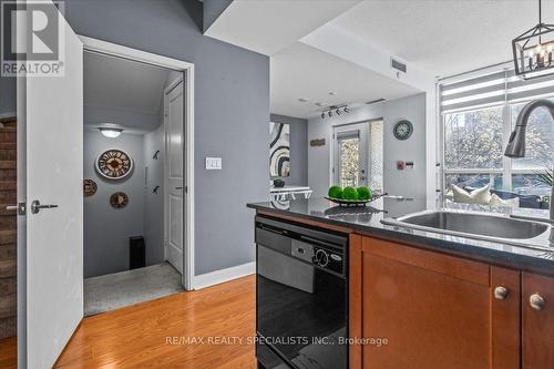 108 - 90 Absolute Avenue, Mississauga, ON - Indoor Photo Showing Kitchen