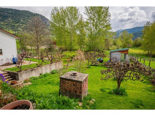 701 5Th Ave, Castlegar, BC - Outdoor With Backyard