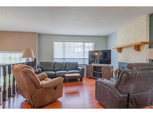 701 5Th Ave, Castlegar, BC - Indoor Photo Showing Living Room