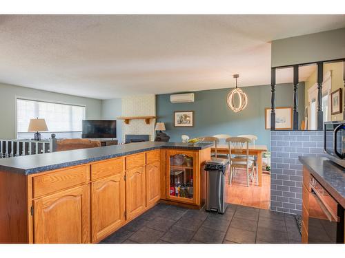 701 5Th Ave, Castlegar, BC - Indoor Photo Showing Kitchen