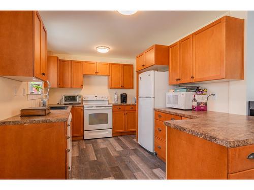 701 5Th Ave, Castlegar, BC - Indoor Photo Showing Kitchen