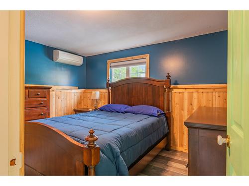 701 5Th Ave, Castlegar, BC - Indoor Photo Showing Bedroom