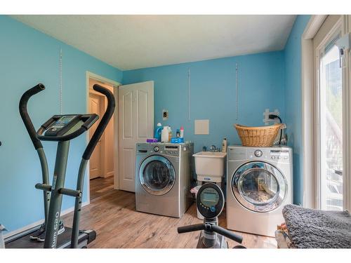 701 5Th Ave, Castlegar, BC - Indoor Photo Showing Laundry Room