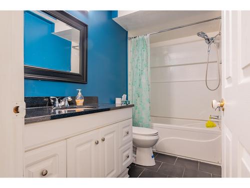 701 5Th Ave, Castlegar, BC - Indoor Photo Showing Bathroom