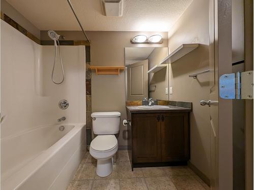 106 - 4874 Stanley Street, Radium Hot Springs, BC - Indoor Photo Showing Bathroom