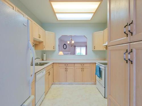 47-1874 Parkview Crescent, Kelowna, BC - Indoor Photo Showing Kitchen With Double Sink