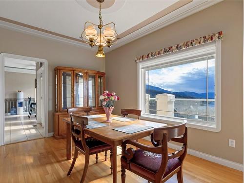 633 Middleton Way, Coldstream, BC - Indoor Photo Showing Dining Room