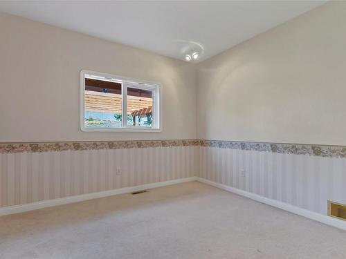 633 Middleton Way, Coldstream, BC - Indoor Photo Showing Other Room
