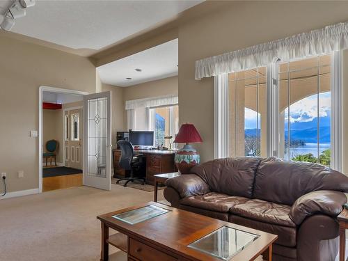 633 Middleton Way, Coldstream, BC - Indoor Photo Showing Living Room